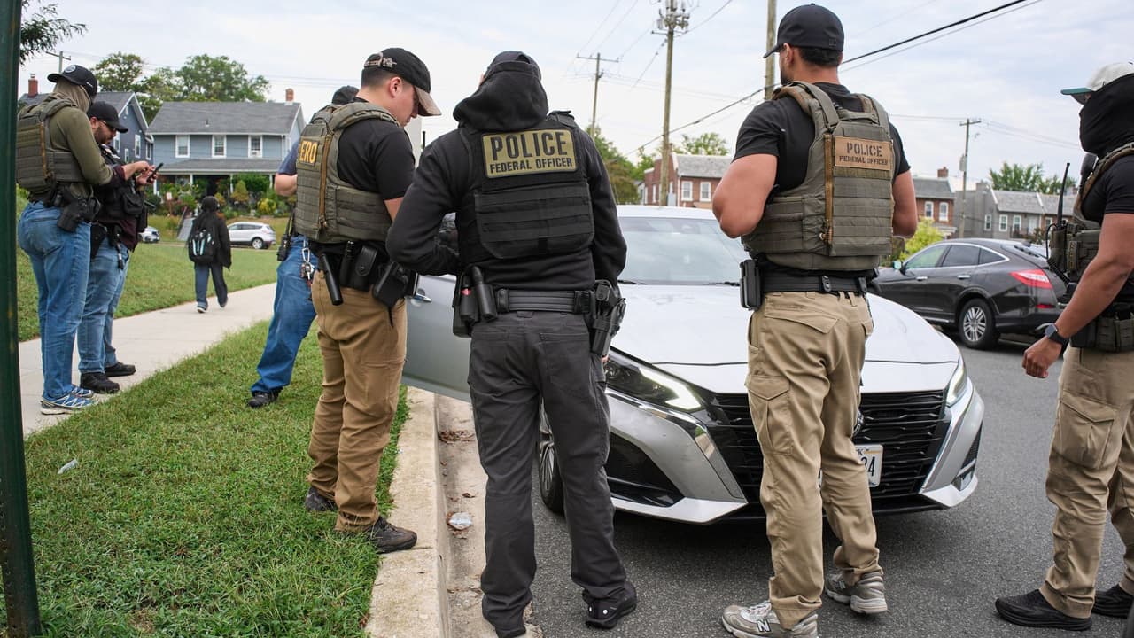 <h3 class="cms-H3-H3">Por qué ICE detiene más hombres</h3> Hay tres razones principales que podrían explicar esta diferencia.
<br>
<b>1. Los operativos se enfocan en hombres con antecedente</b>s
<br>En sus comunicados de 2025, ICE resalta detenciones de personas con condenas por agresión, delitos de armas o manejar bajo la influencia del alcohol. Esos delitos, según estadísticas del Departamento de Justicia, son cometidos en su mayoría por hombres.
<br>Por eso, cuando ICE prioriza este tipo de casos, termina deteniendo a muchos más hombres que mujeres.