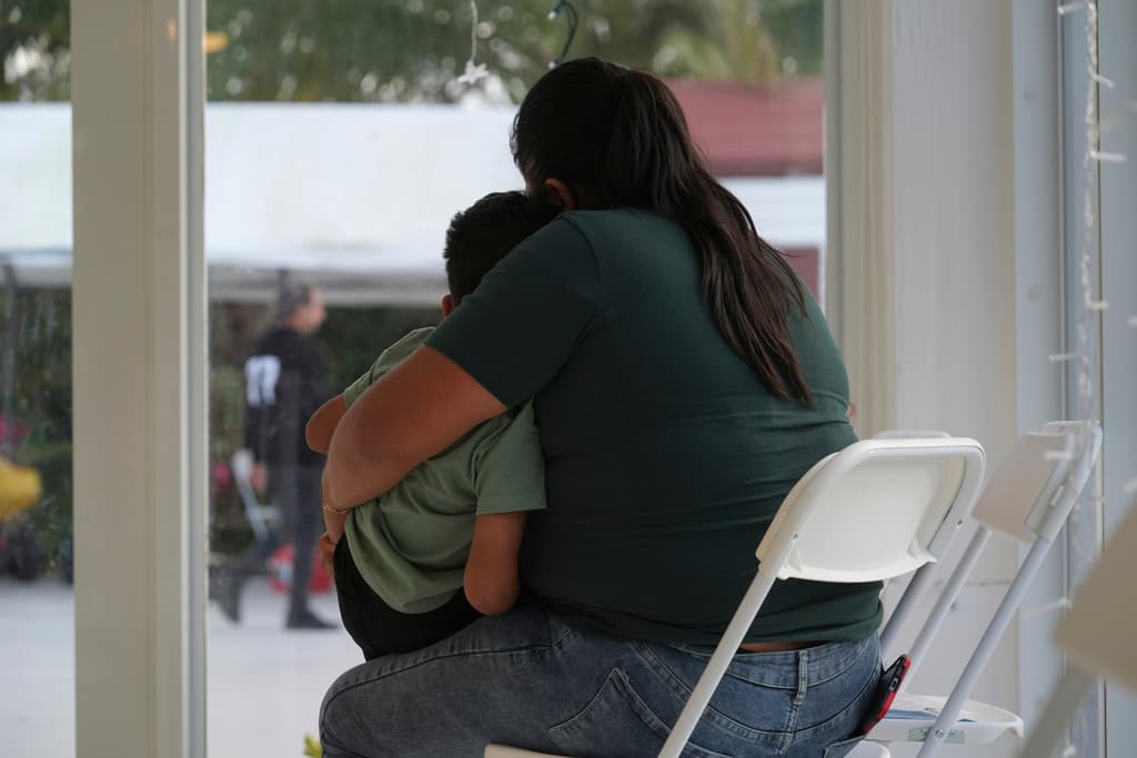 Niños detenidos por ICE que no duermen, no comen y no beben agua: Trump reabrió centros para familias y ellos se sienten en "una prisión"