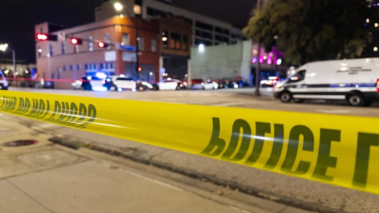 <h3 class="cms-H3-H3">Investigación abierta</h3> El caso sigue bajo investigación.
<br>La policía
<b>no ha informado qué originó la discusión inicial ni cuántas personas estaban armadas</b>.
<br>Tampoco se han dado detalles
<b> sobre las identidades del sospechoso que murió o de las víctimas</b>, información que suele confirmarse una vez se notifican a las familias.