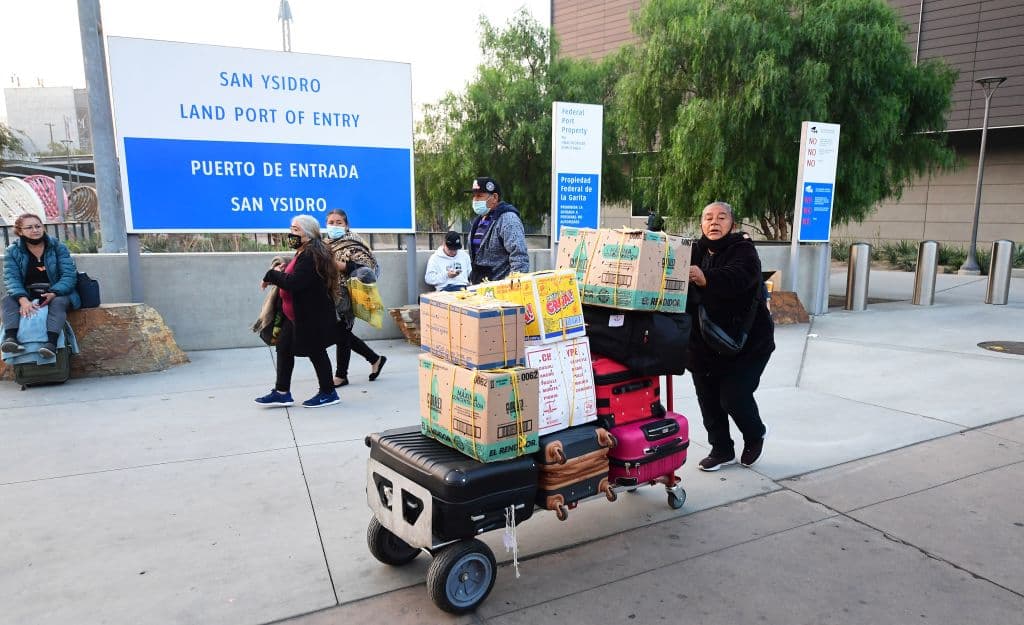 Permisos, alimentos y medicinas entre los datos claves para quienes viajan a México durante las fiestas