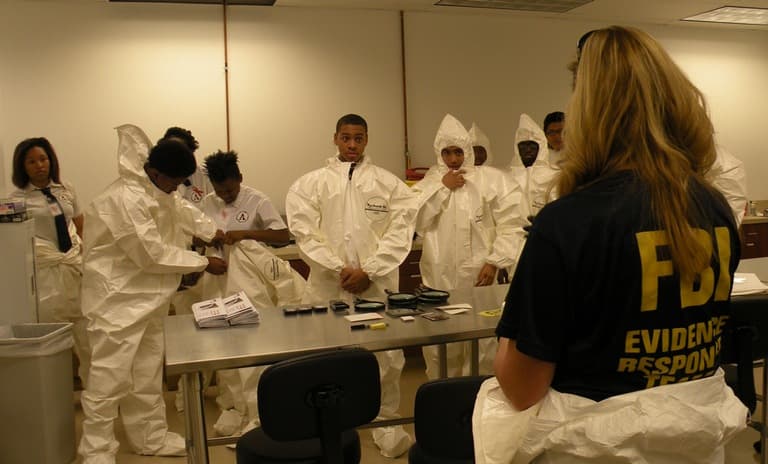 El FBI afirma que los homicidios disminuyeron un 18,1% en 2025, alcanzando la tasa más baja desde 1956