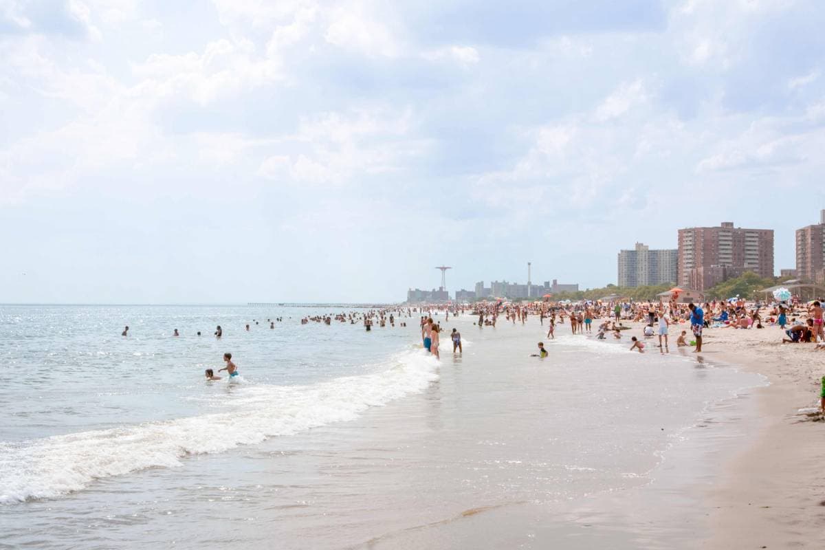 <b>Brighton Beach</b> en Brooklyn está al lado de Coney Island, que es popular durante todo el verano, personas y familias de toda la ciudad vienen a disfrutar de la arena y el agua de la playa y a explorar el vecindario que la rodea.