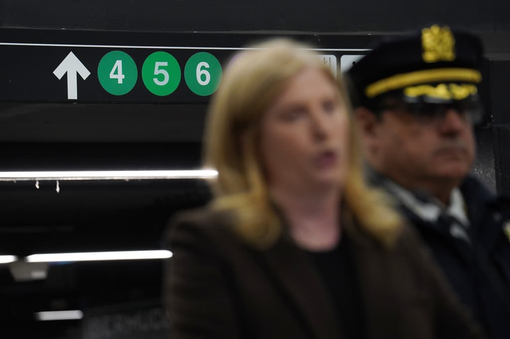 La Comisionada de la Policía de Nueva York fue quien identificó a Griffin, quien murió en un hospital, los 44 años.
<br>El individuo, dijo, tenía
<b>tres arrestos previos</b>.