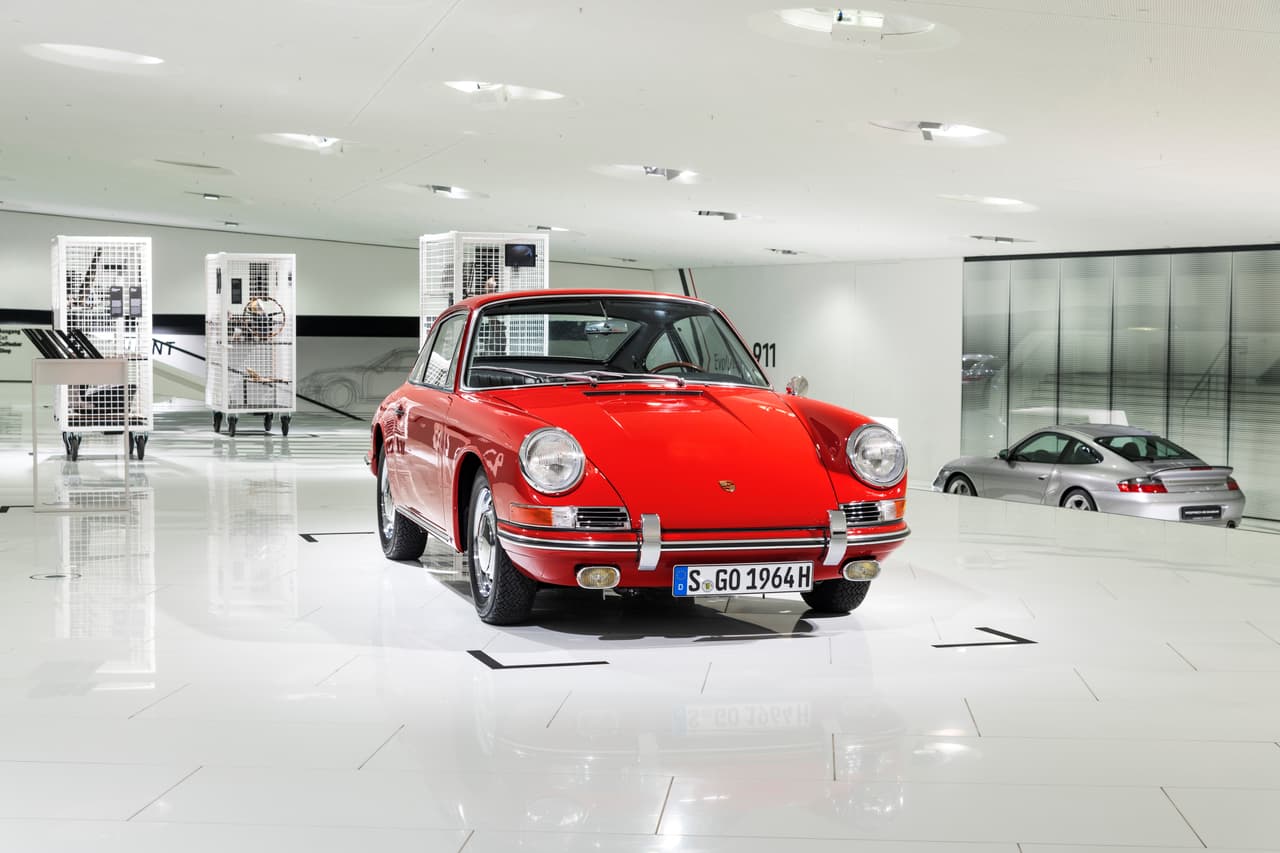 <h3 class="cms-h3-H3">Porsche 911 (901)</h3>
<br>Uno de los problemas en el Porsche 911 (910) era su dirección imprecisa y tendencia al sobreviraje, lo cual era ocasionado por su configuración de motor trasero y reducido peso. La solución de Porsche para equilibrar el peso fue instalar pesas de acero en el parachoques delantero para mantener al auto en el suelo.