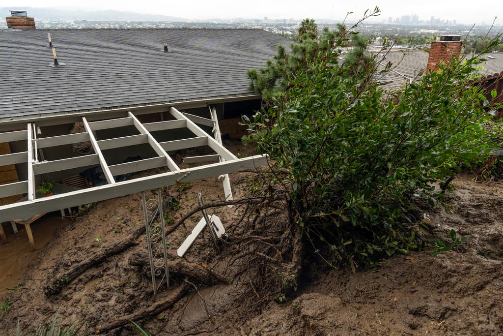 El fango del derrumbe de terreno que afecta la vivienda de Dion Peronneau en Baldwin Hills va desde el suelo al techo, como evidencia esta imagen.