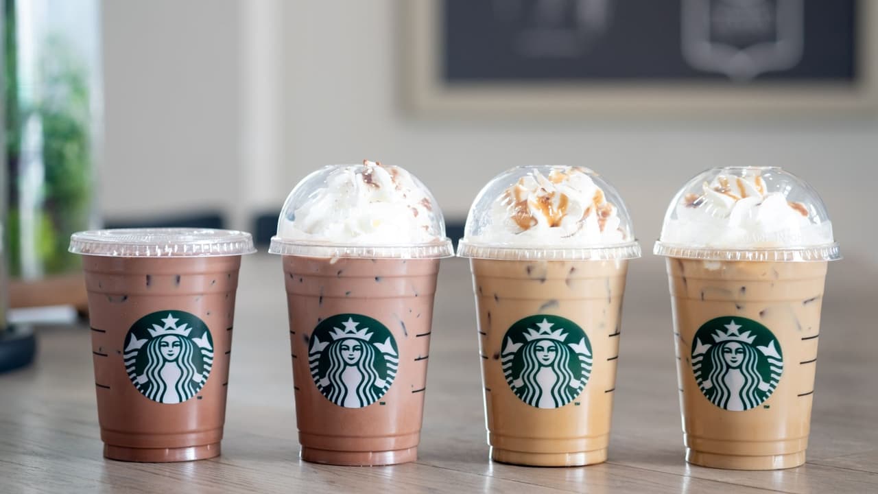 <h3 class="cms-H3-H3">Por qué cierran</h3>
<b>Espacios más cálidos:</b> la meta es que cada cafetería tenga asientos y un ambiente más acogedor.
<br>
<b>Ajuste financiero: </b>cierran tiendas con bajo rendimiento o problemas de arrendamiento.
<br>
<b>Fin del <i>“pickup-only”</i>:</b> las tiendas solo para recoger pedidos desaparecen.