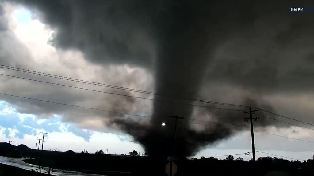 Un tornado arrasa Oklahoma, daña viviendas y obliga a cerrar carreteras
