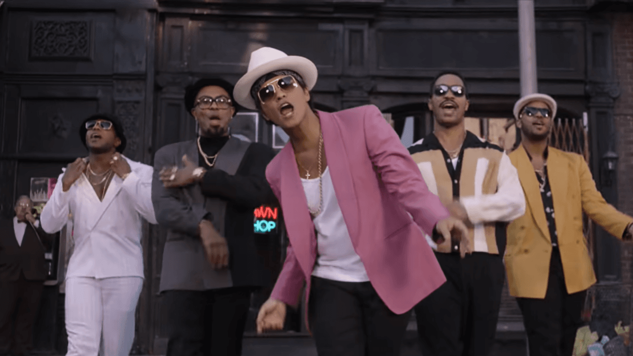 Este video debutó en septiembre del 2014 y desde ese entonces ha sido un hit en clicks. Estuvo cerca de convertirse en el cuarto video en alcanzar los cuatro mil millones de clicks.