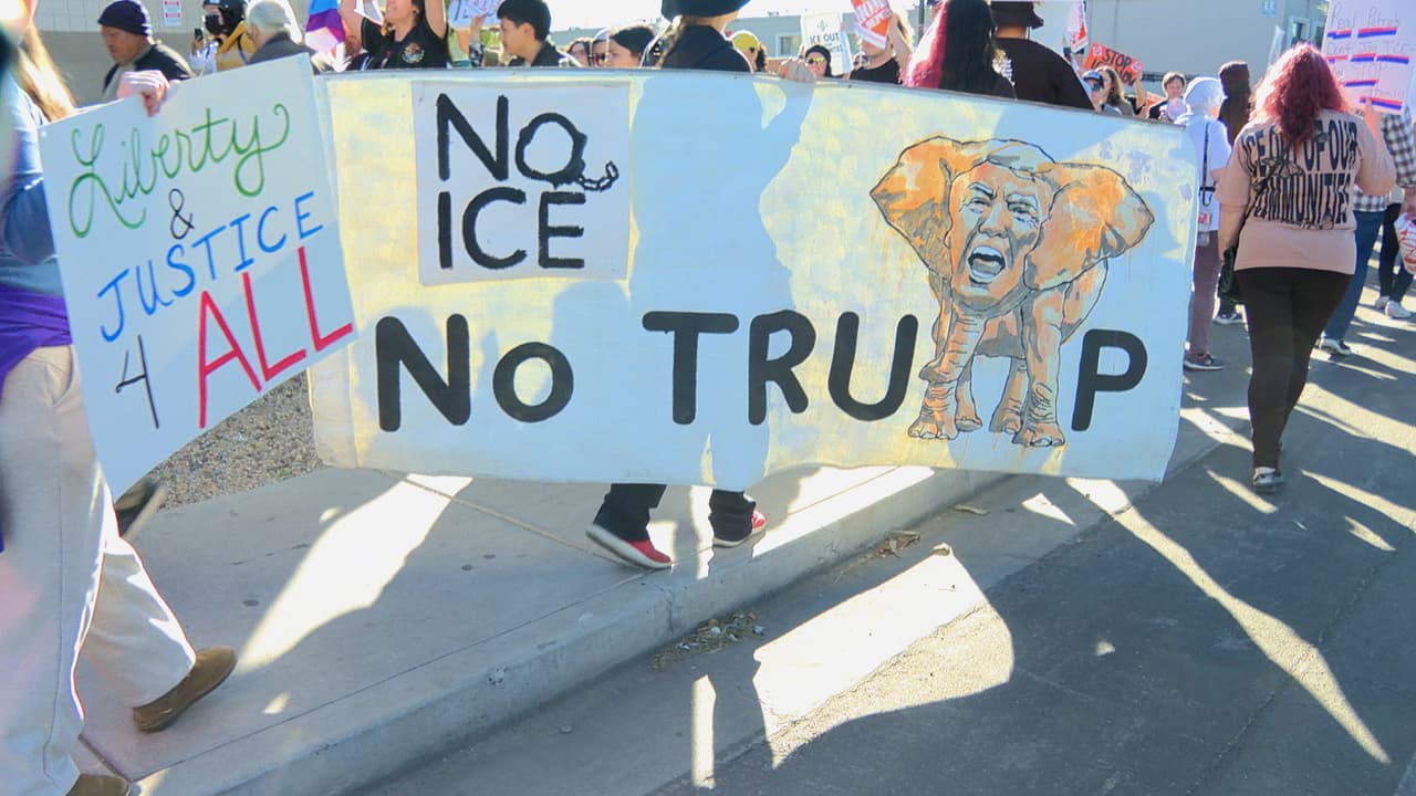“ICE fuera de Phoenix” fue una de las consignas que se repitieron con mayor frecuencia en los alrededores del negocio, ubicado en 3609 E Thomas Road, Phoenix.