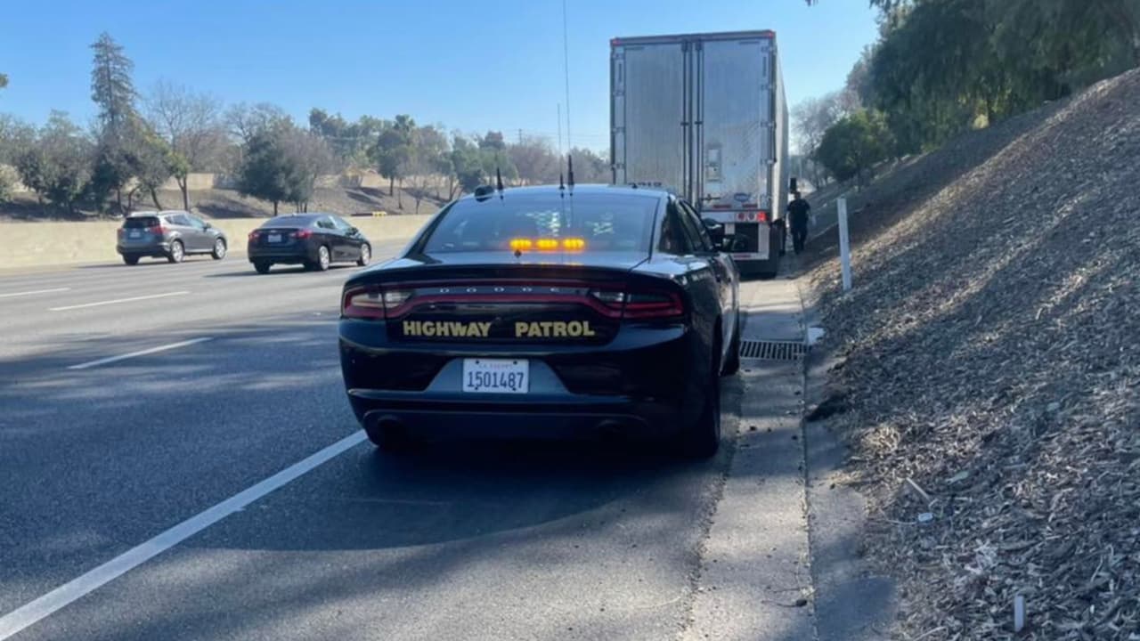 <h2 class="cms-H2-H2">9 - Informes sobre sospechas de ventas en línea</h2>
<br>
<br>La ley AB 1700 permitirá a CHP fortalecer su participación
<b>en el combate del llamado crimen minorista</b>, a través de un sistema de informes que se requerirán a la Oficina del Fiscal General de California, sobre usuarios de mercados en línea que sospechen de la venta de mercancía que pudiera ser robada.