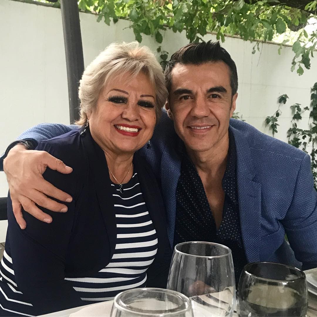 En el plano personal, es un amoroso hijo. Siempre se ha mostrado muy cariñoso con su mamá, Doña Guadalupe Uribe.