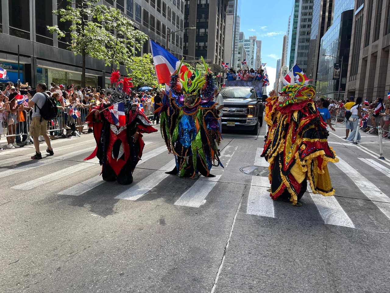 Mucho color hubo durante la celebración del desfile gracias a los trajes típicos que engalanaron el evento.