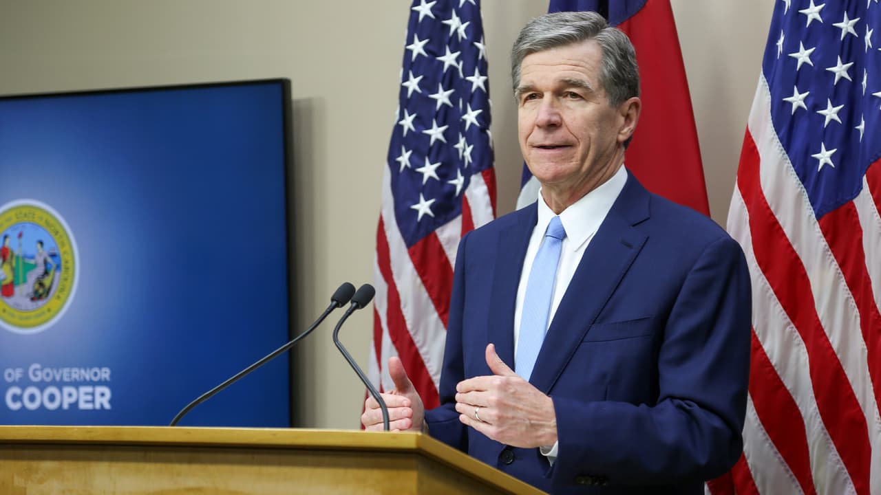El gobernador de Carolina del Norte, Roy Cooper, se retira de la carrera para ser compañero de fórmula de Kamala Harris