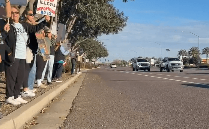 La cita fue en la zona comercial de PowerRoad y Ray Road, a donde llegaron personas de todas las edades, portando banderas, cartones o coloridas pancartas.