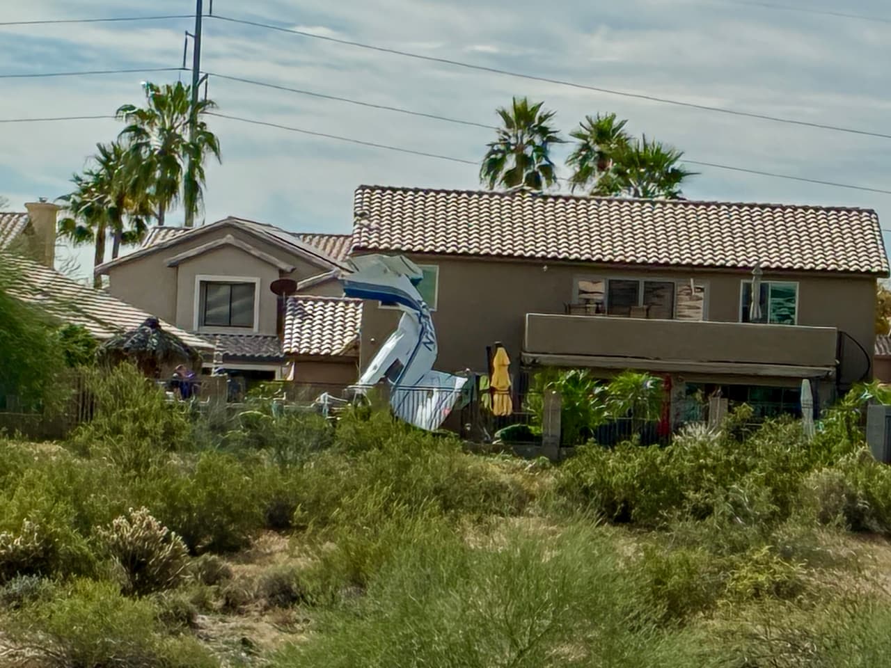 Sin embargo, la aeronave
<b>se estrelló contra el techo de una casa y luego cayó en el patio trasero del domicilio de al lado</b>; dos viviendas resultaron afectadas.