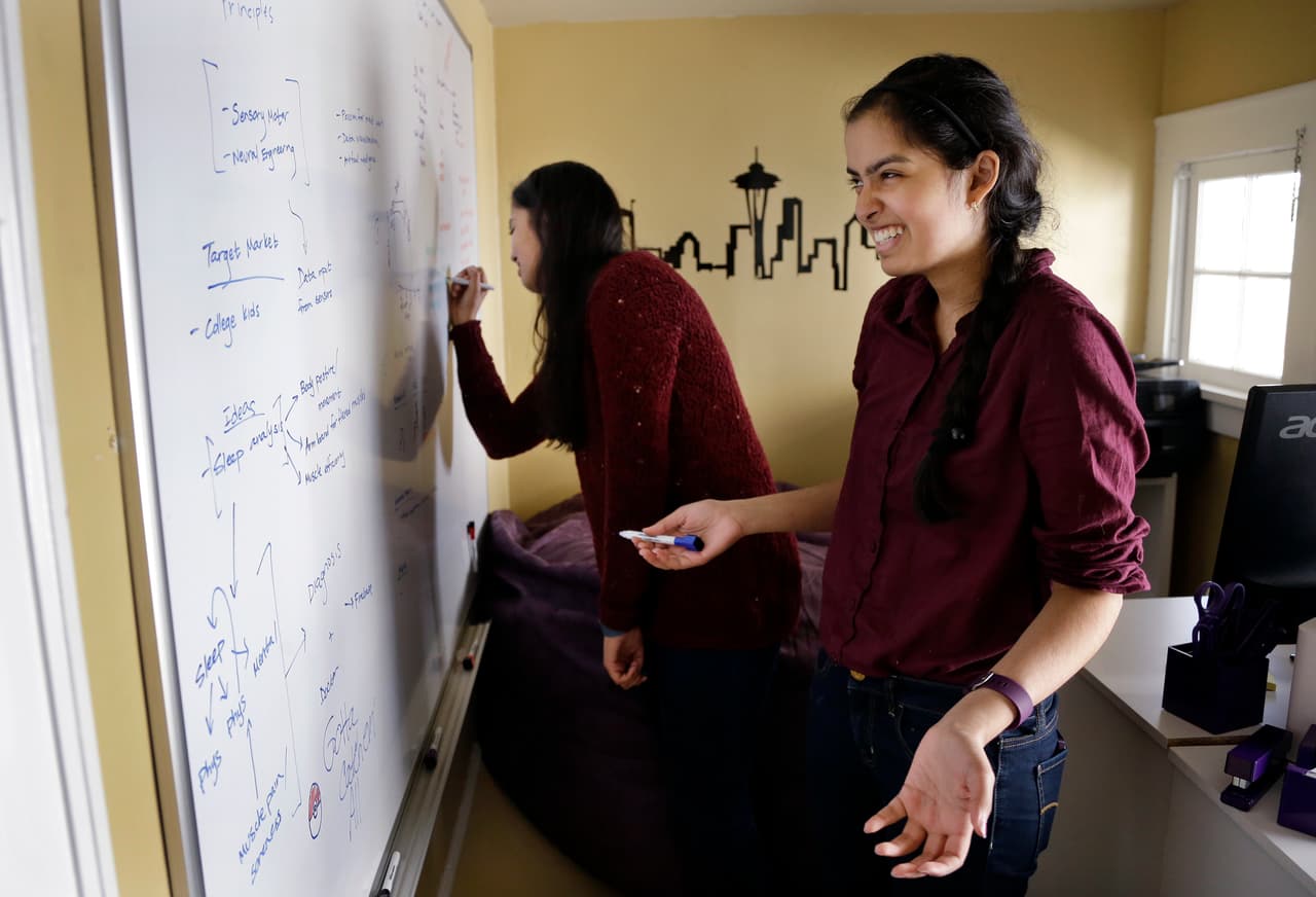 <b>The Generation Google Scholarship</b>
<br>
<a href="https://edu.google.com/scholarships/the-generation-google-scholarship/">Google ofrece becas</a> de 10,000 dólares y asistir al taller de verano
<a href="https://edu.google.com/resources/programs/computer-science-summer-institute/" target="_blank"><i>Google’s Computer Science Summer Institute (CSSI)</i></a> en la sede de Google en California. Para aplicar el estudiante debe tener un promedio o GPA de por lo menos 3.0, demostrar que tiene necesidad financiera y querer o estar estudiando informática (
<i>computer science</i>) o ingeniería de sistemas (
<i>computer engineering</i>).