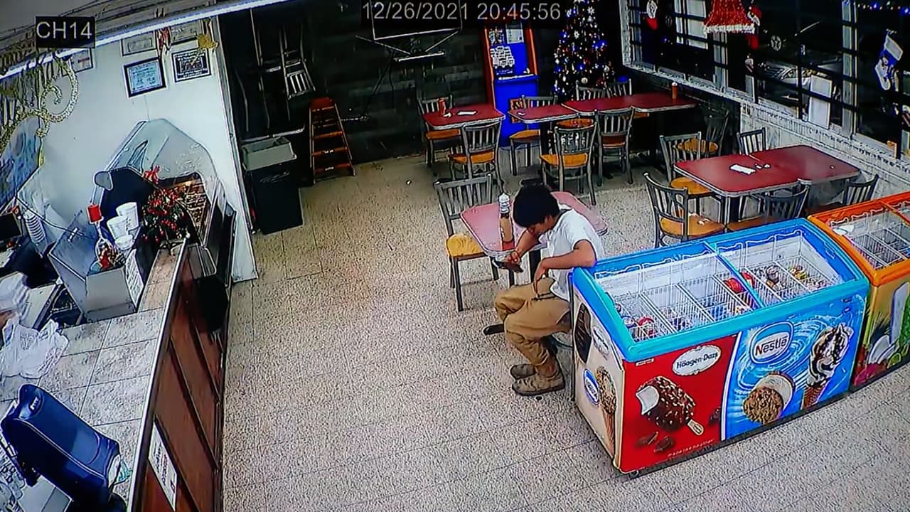 <h3 class="cms-H3-H3">Xavier espera dentro de la tienda</h3>
<a href="https://www.univision.com/local/dallas-kuvn/abel-acosta-garland-asesinato-xavier-gonzalez" target="_blank">Xavier González, de 14 años, </a>e ntró a la tienda, pidió comida y se sentó cerca de la entrada. Mientras esperaba, revisaba su teléfono celular. Minutos después, el lugar se convirtió en escenario del tiroteo que dejó tres adolescentes muertos.