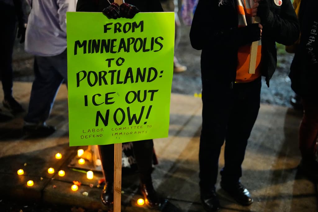 En Portland, las protestas estallaron tras el tiroteo de dos personas por agentes federales durante operativos migratorios. Manifestantes denunciaron el uso excesivo de la fuerza y cuestionaron la versión oficial de defensa propia, señalando que estos incidentes reflejan una escalada peligrosa en la aplicación de la ley migratoria.