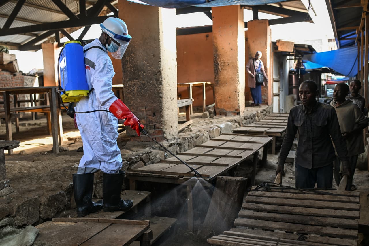 Sin recursos ni vacunas y con hospitales atacados: así enfrenta el Congo la nueva crisis de ébola