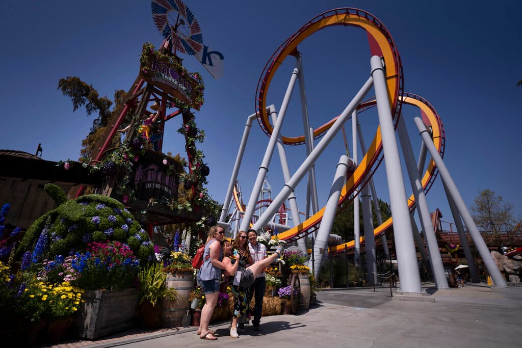 <h2 class="cms-H2-H2">5.- Knott's Berry Farm</h2>
<br>
<br>Este parque temático es uno de los más tradicionales de California y de los más visitados, pues sus atracciones garantizan un día de diversión para niños y adultos.
<br>
<br>¿Cuánto vas a gastar?
<b>La entrada cuesta $84.99 y el estacionamiento $25.</b>