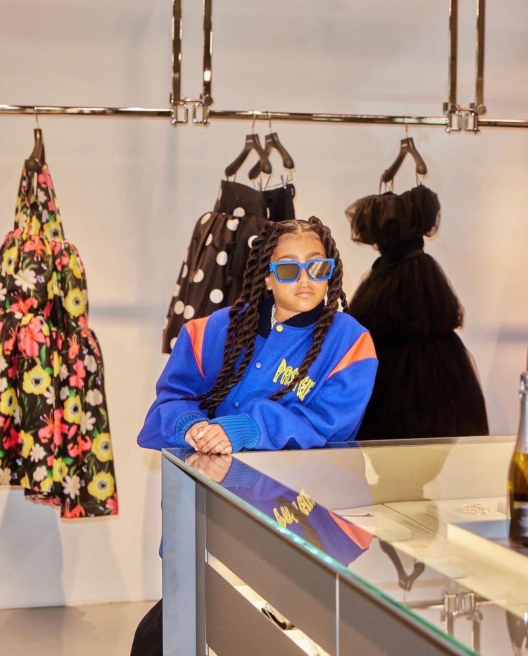 Madre e hija asistieron al lanzamiento de la nueva colección otoño-invierno de 2022 Demna Gvasalia para Balenciaga.
<br>