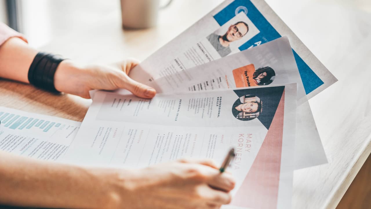 <h3 class="cms-H3-H3">Quién califica y bajo qué condiciones</h3> Para recibir el seguro de desempleo, Texas Workforce Commission
<b> revisa varios criterios antes de aprobar la solicitud.</b>
<br>👉🏻 Primero, la agencia verifica que
<b> la persona haya ganado salarios suficientes durante los últimos 18 meses.</b> Este periodo se usa para calcular si el trabajador cumple con el requisito mínimo de ingresos.
<br>👉🏻 También analiza
<b>la razón por la que terminó el empleo.</b> En general, el beneficio se otorga cuando la persona fue despedida sin culpa propia, cuando hubo una reducción de personal o cuando el empleador redujo las horas de trabajo.
<br>👉🏻 Otro requisito
<b>es estar disponible para trabajar y demostrar que se está buscando empleo activamente.</b>
<br>Además, el registro en
<a href="https://www.workintexas.com/vosnet/Default.aspx" target="_blank">el portal WorkInTexas.com</a> es obligatorio. A través de esa plataforma, Texas Workforce Commission
<b>puede verificar la búsqueda de empleo y conectar a los solicitantes con oportunidades laborales.</b>