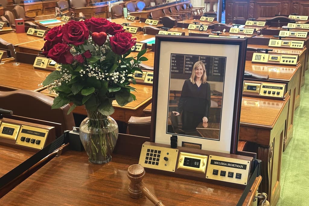 Capitolios estatales a puertas cerradas y más dinero para seguridad son la nueva normalidad tras el asesinato de una legisladora de Minnesota