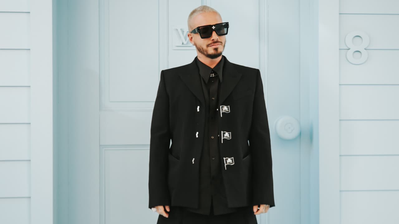 <h3 class="cms-H3-H3"><b>J Balvin</b></h3>
<b> </b>
<br>
<b>10 nominaciones</b>
<br>Artista Premio Lo Nuestro Del Año
<br>Álbum Del Año
<br>Colaboración ‘Crossover’ Del Año
<br>Canción Del Año – Pop-Urbano
<br>Canción Del Año – Pop-Urbano/Dance
<br>Artista Masculino Del Año – Urbano
<br>Canción Del Año – Urbano
<br>Colaboración Del Año – Urbano (2 veces)
<br>Álbum Del Año – Urbano
<br>
