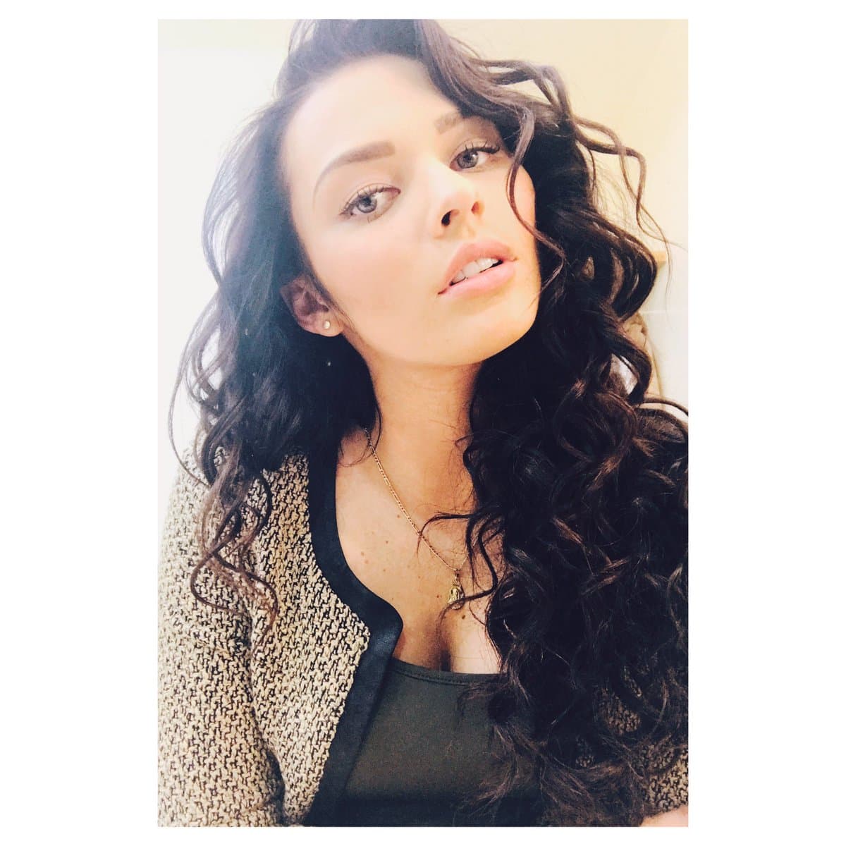 En entrevista para el sitio de 'People en Español', la actriz de origen ruso aseguró que el protagónico no lo esperaba tan pronto. "Si después de mi personaje de Daniela en 'Pasión y Poder' me hubieran dado otro papel, no necesariamente protagónico, en otra historia, hubiera estado igual de contenta y le hubiera echado todas las ganas. Pero las cosas pasan por algo y los tiempos de Dios son perfectos", declaró.