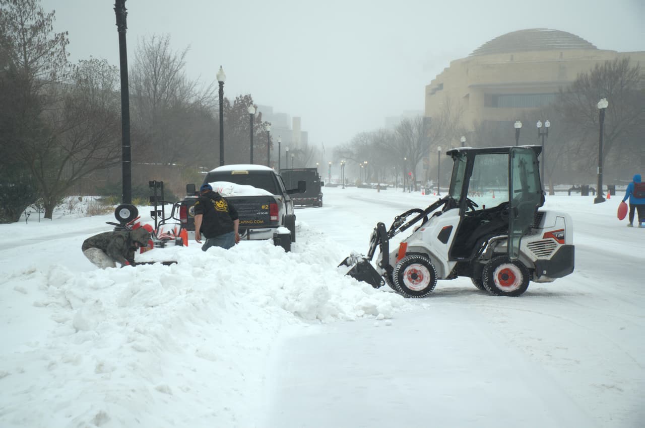 Un día antes de que la nieve pintara de blanco el DMV,
<b><a href="https://www.univision.com/local/washington-dc-wfdc/trump-declara-emergencia-10-estados-activar-fema-tormenta-invernal" target="_blank">el presidente Donald Trump había declarado emergencia y activado FEMA</a></b> en 10 estados, incluido Maryland y Virginia Occidental, según informó la Casa Blanca mediante un comunicado.