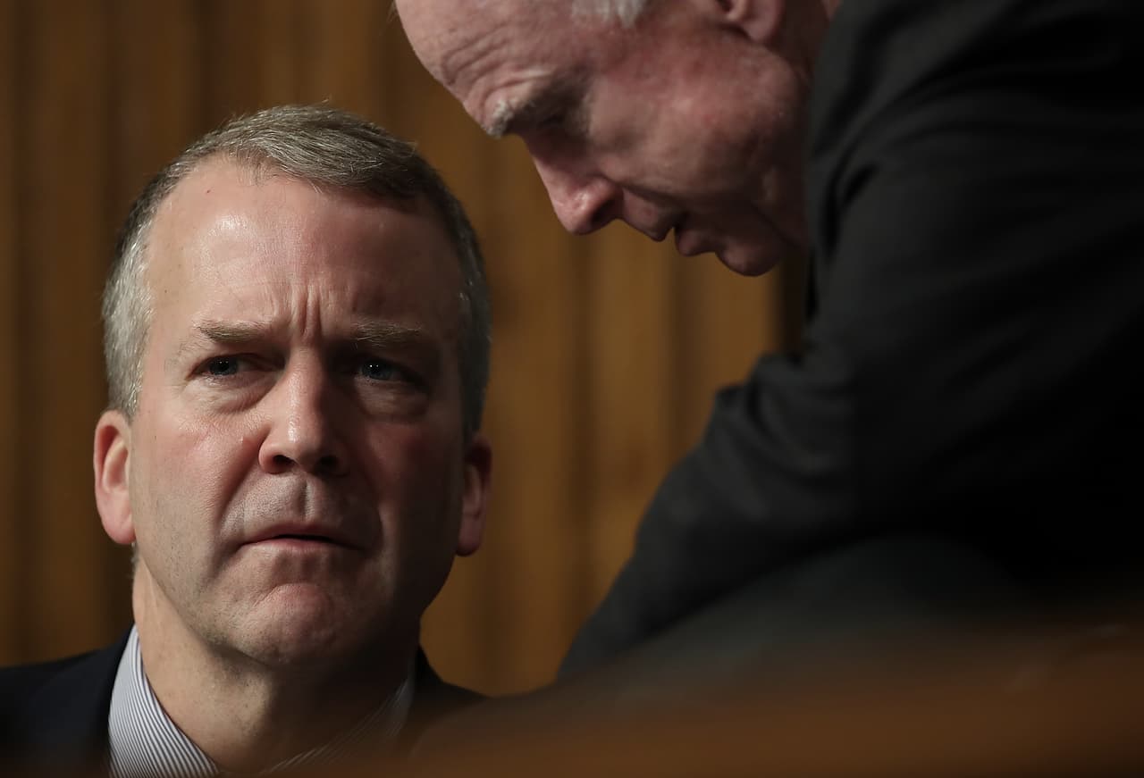 <b><a href="http://www.sullivan.senate.gov/">Sullivan, Dan, por Alaska</a></b>: 23,400 dólares.
<br>