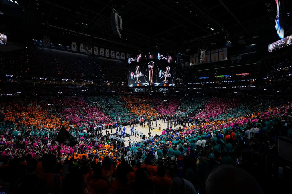<b>Si la serie se extiende a 7 partidos</b>, el juego final sería en San Antonio. ¿Será por eso que Spike Lee apuesta a que se coronan campeones en el sexto encuentro? Por si acaso,
<b> <a href="https://www.univision.com/local/nueva-york-wxtv/presidente-trump-asistiria-finales-nba-2026-entre-knicks-y-spurs" target="_blank">el martes 16 de junio</a></b> se sabría la verdad.