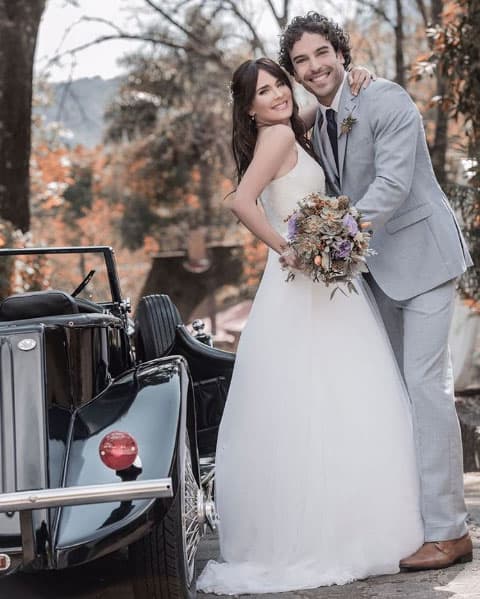 El 3 de diciembre de 2016 Adriana Louvier y Guto Salas llegaron al altar después de haber pospuesto la fecha en varias ocasiones por cuestiones de trabajo.