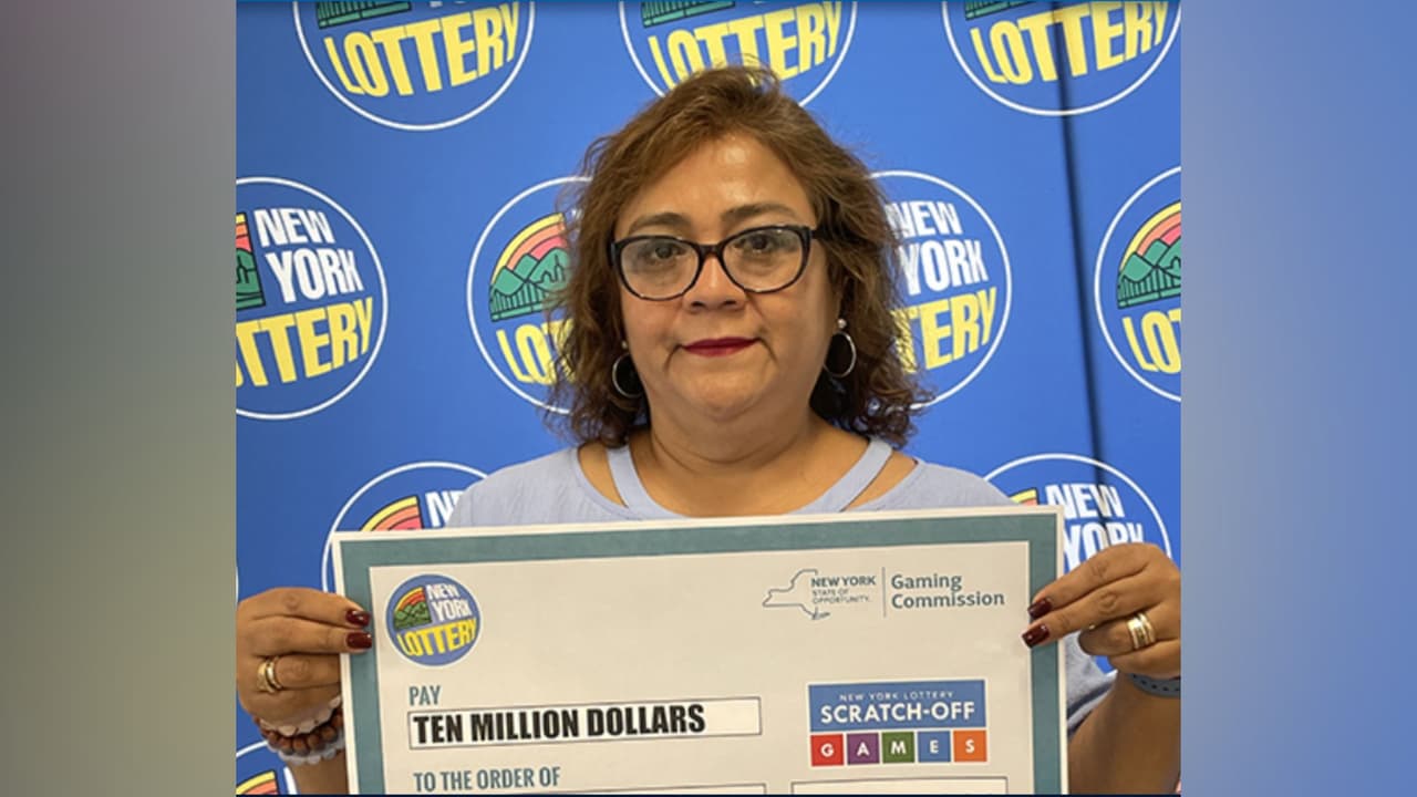 <u><b>Obtiene $10,000,000 en raspadito</b></u>
<br>
<br>Una vecina del área de Jackson Heights en Queens,
<b>obtuvo un premio de 10,000,000 de dólares en el juego de raspadito</b> denominado 200X.
<br>
<br>La lotería de Nueva York informó que
<b>Sabina Ospino acudió a reclamar su premio millonario</b>.
<br>
<br>Recibió el premio en una sola exhibición
<b>por un total de 6,122,400 dólares luego de las retenciones de impuestos</b>.
<br>