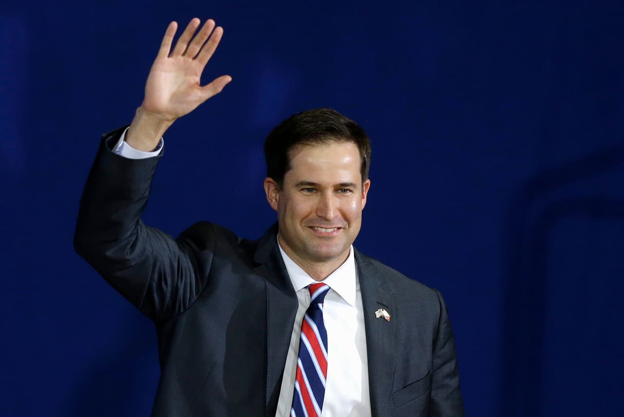 <b>Seth Moulton, 40 años. </b>Es representante por Massachusetts desde 2015 y capitán retirado del cuerpo de Marines donde sirvió entre 2001 y 2008. Ha promovido la incorporación de veteranos en cargos públicos y es parte de la generación de nuevos demócratas que desafían a Nancy Pelosi.