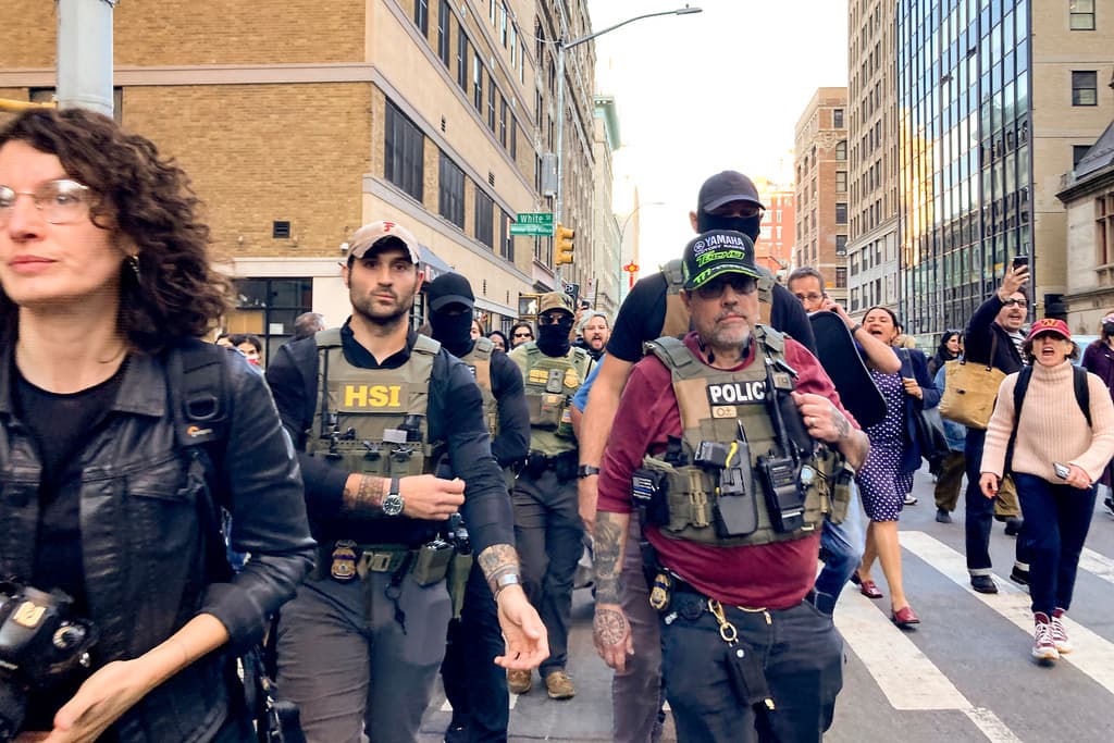 Murad Awawdeh, presidente de la Coalición de Inmigración de Nueva York, acusó a la administración Trump de intentar crear un "espectáculo violento" en las calles de la ciudad.
<br>
<br>"Esta operación no tuvo nada que ver con seguridad pública y todo con aterrorizar a familias y comunidades inmigrantes", declaró Awawdeh.
<br>
<br>El presidente Donald Trump ha prestado atención a la carrera por la alcaldía de la ciudad, que se celebrará en dos semanas, amenazando con enviar tropas federales si Zohran Mamdani, un socialista democrático, resulta ganador.
<br>