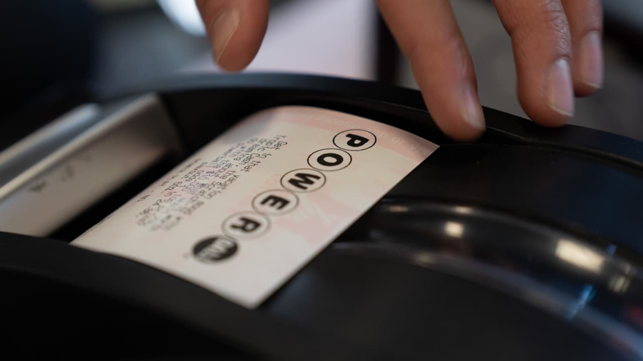 Powerball deja dos ganadores de $1 millón en Nueva York, mientras el premio mayor sube a $1.70 mil millones.