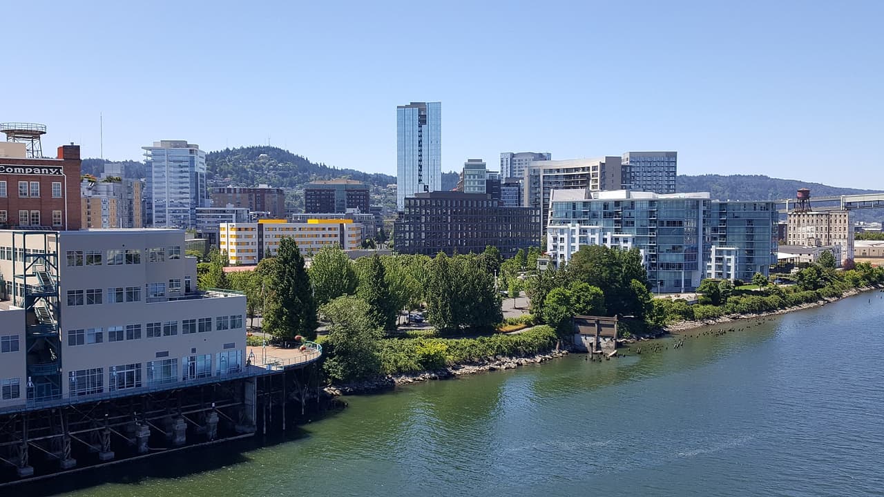 <h2 class="cms-H2-H2">8. Portland-Vancouver-Hillsboro, Oregon-Washington</h2>
<br>
<br>🏡
<b> Ingreso anual requerido (después de impuestos): </b>$74,086
<br>
<br>🏡
<b>Gastos básicos: </b>$37,043
<br>
<br>🏡
<b>Gastos discrecionales: </b>$22,226
<br>
<br>🏡
<b>Deudas y/o ahorro: </b>$14,817