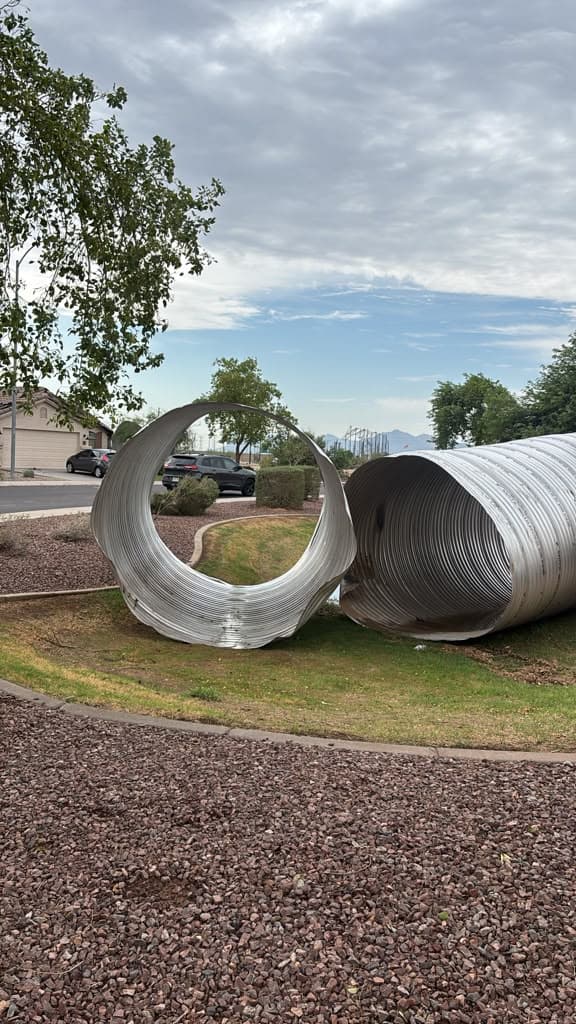 La fuerza de los vientos
<b>movió pesados cilindros de metal </b>que se encontraban junto a una construcción, y terminaron dañando viviendas y vehículos.