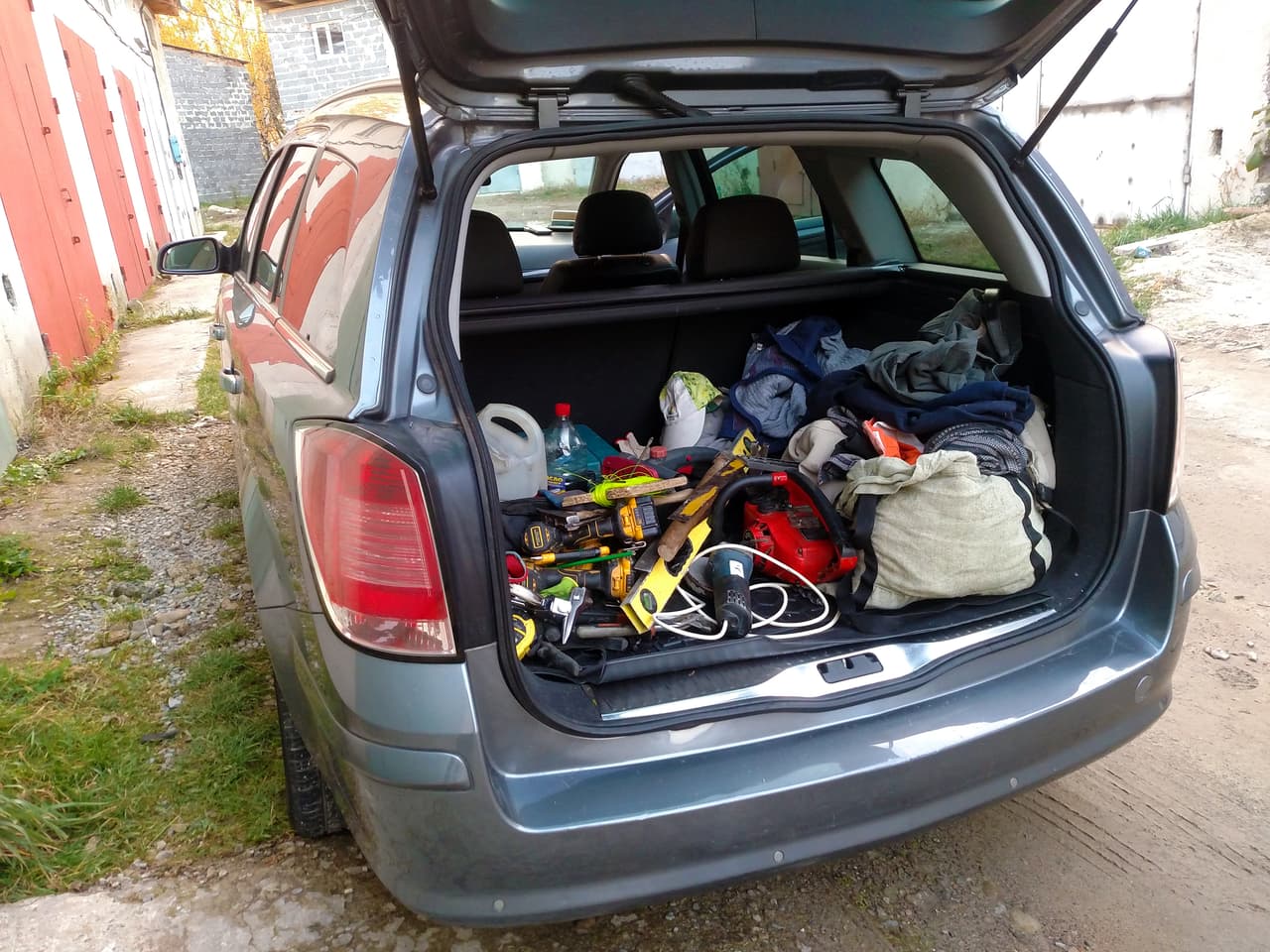 <b>No viajes con exceso de carga. </b>Tu carro está diseñado para transportar cierto número de personas y equipaje, trata de respetarlo, sobre todo en recorridos largos. Considera que un exceso de 220 libras (100 kilos) representa un aumento de 6% en el consumo de combustible. Por ello, minimiza la carga y reparte bien el peso dentro del vehículo antes de iniciar un viaje.