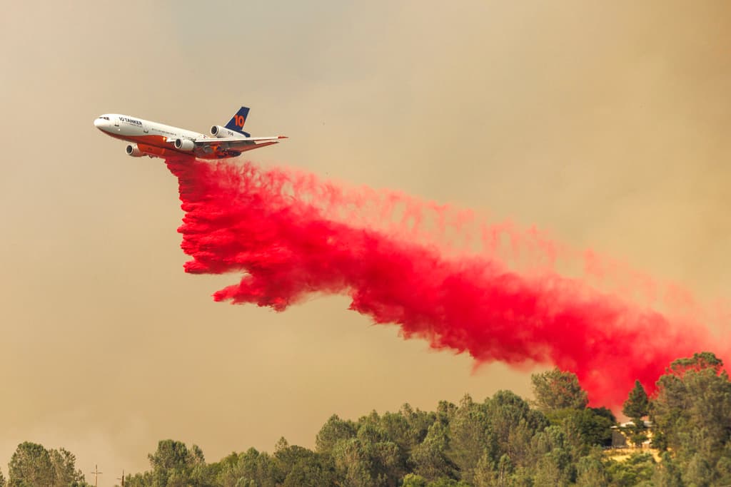 El humo del incendio se podía ver desde el espacio, según imágenes satelitales proporcionadas por agencias espaciales.