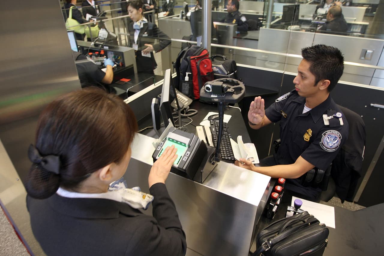 Los documentos de viaje que emite USCIS son:
<a href="https://www.univision.com/local/atlanta-wuvg/inmigracion-al-dia-errores-en-documentos-oficiales-podrian-afectarte-al-viajar-video" target="_blank">Permiso Adelantado, Documento de Viaje de Refugiado, Permiso de Reingreso y Documentos de Transporte</a>.