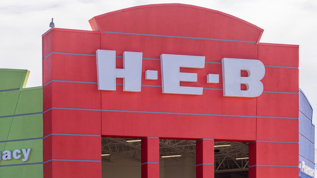 <h3 class="cms-H3-H3">Supermercados abiertos </h3>
<br>
<br>
<b>H-E-B y su familia de tiendas</b> tendrán un horario especial para Texas:
<b>abre de 6 de la mañana al mediodía.</b>
<br>Curbside funcionará hasta las 11 de la mañana, y las entregas terminarán a las 10:00 a.m.
<br>La farmacia
<b> cierra todo el día</b>.
<br>Central Market
<b>abre de 8 de la mañana a 2 de la tarde</b>.
<br>Mi Tienda
<b>sigue el mismo horario de H-E-B</b>.
<br>Joe V’s Smart Shop
<b> trabaja hasta las 2 de la tarde.</b>
<br>En el caso de
<b>Whole Foods,</b> se informó que reduce horario. Muchas tiendas
<b>abren alrededor de las 7 de la mañana y cierran a la 1 de la tarde</b>.
<br>Sprouts mantiene su horario festivo.
<b> Abre de 7 de la mañana a 2 de la tarde. </b>