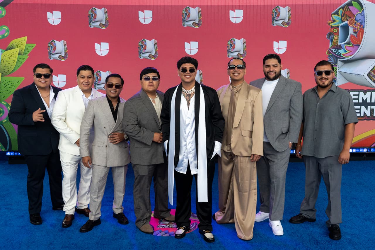Los chicos de
<b>Grupo Firme</b> arribaron muy contentos a Premios Juventud.