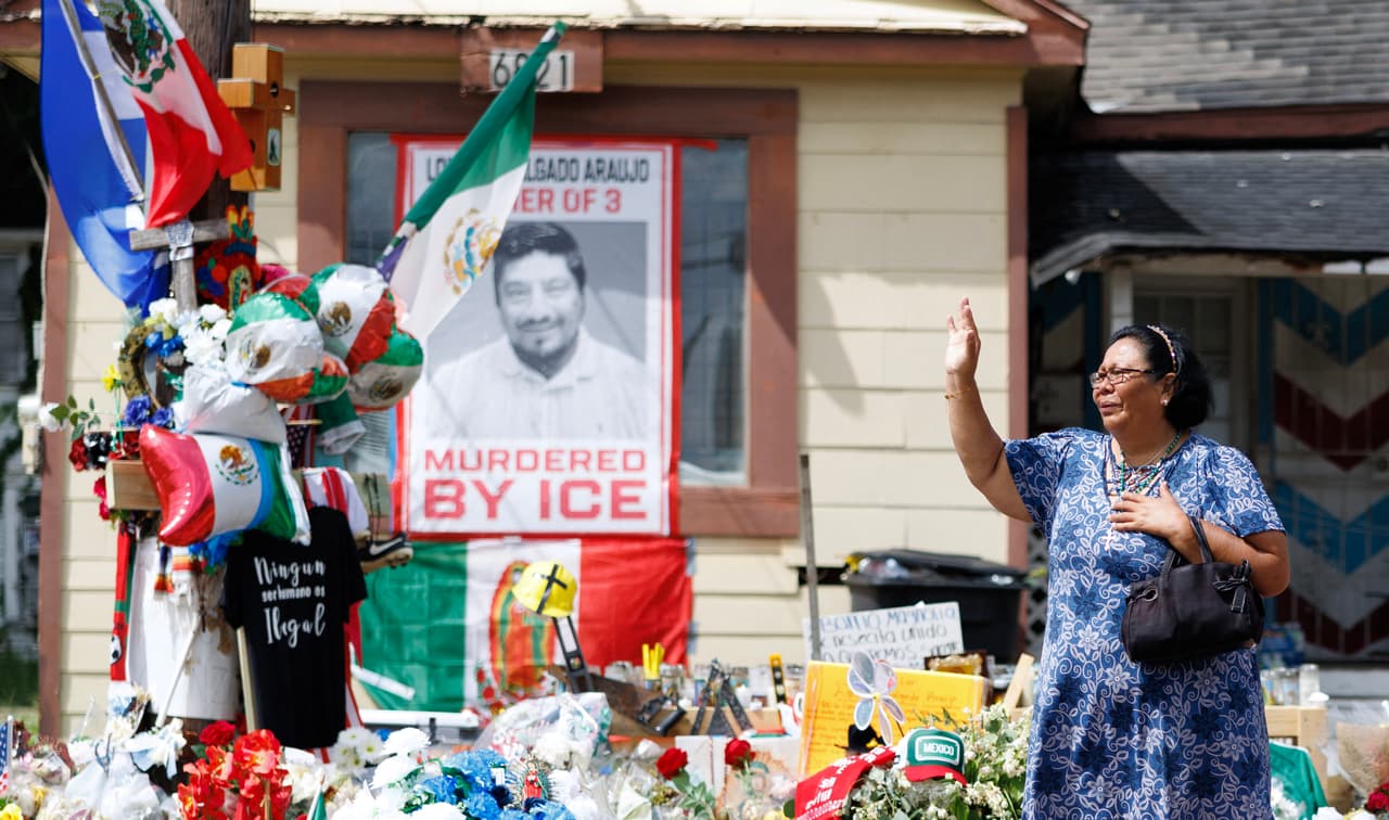 <a href="https://www.univision.com/local/houston-kxln/trabajadores-hispanos-revelan-como-fue-baleado-mortalmente-lorenzo-salgado-araujo-ice">Lorenzo Salgado Araujo</a> era un ciudadano mexicano de 52 años que llevaba aproximadamente 35 años viviendo en Estados Unidos. Familiares y abogados han señalado que trabajaba en la construcción, era padre de familia y no tenía antecedentes penales conocidos. El 7 de julio fue abatido por un agente de ICE durante un operativo en Houston. Su muerte provocó indignación entre líderes comunitarios, activistas y representantes políticos que exigieron una investigación independiente. El caso cobró relevancia nacional debido a las diferencias entre la versión oficial de las autoridades y los testimonios de quienes viajaban con él. Desde entonces, la familia ha insistido en obtener transparencia sobre las circunstancias que rodearon el tiroteo y la actuación de los agentes involucrados.
