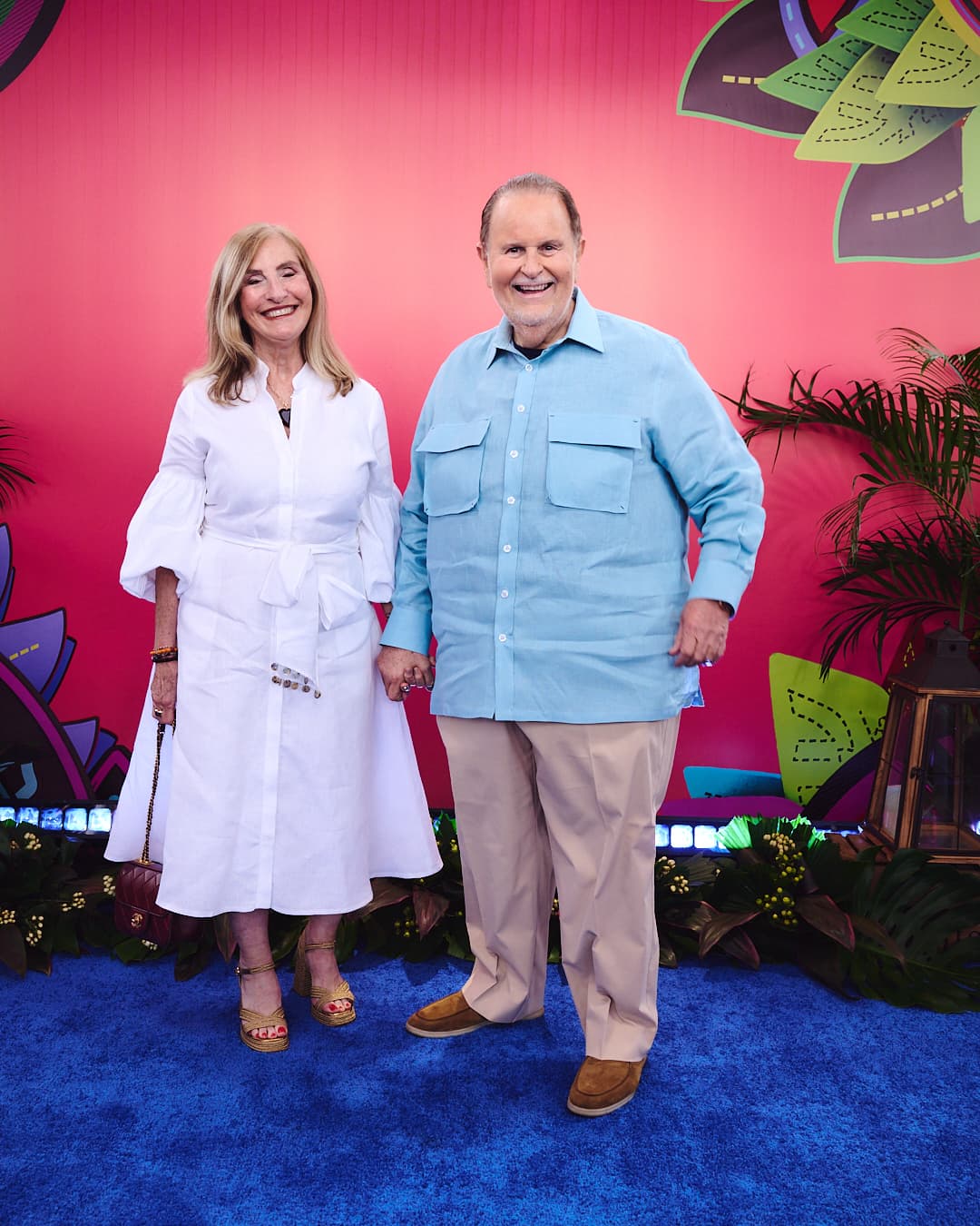 <b>Raúl de Molina</b> y su esposa
<b>Millie</b> desfilaron con grandes sonrisas en la alfombra de Premios Juventud 2025.