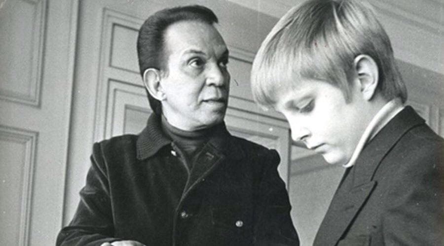 "Tu dedícate a jugar", era una de las frases que 'Cantinflas' le repetía al pequeño Mario cuando éste se interesaba en temas 'de mayores' y hacía preguntas a los amigos de su papá en las charlas que presenciaba.