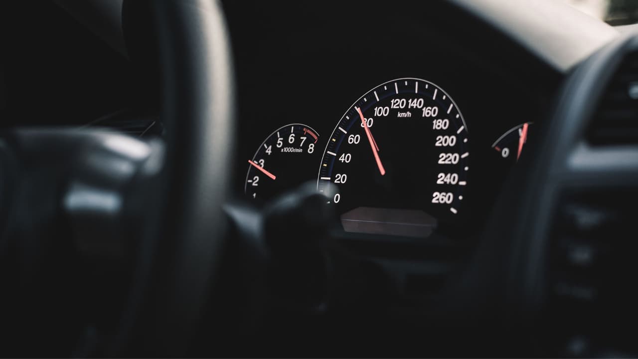 <h3 class="cms-H3-H3">La velocidad segura cambia según lo que ocurre en la carretera</h3> La regla puede parecer confusa para algunos conductores, especialmente porque
<b>muchos asocian automáticamente el límite de velocidad con una “velocidad segura”. </b>
<br>👉🏻 Sin embargo, en Texas
<b>el límite publicado funciona como referencia para condiciones normales. </b>
<br>La ley en Texas
<b> no establece una cantidad exacta de millas por hora que un conductor debe reducir</b> en situaciones como lluvia, neblina, tráfico pesado o accidentes.
<br>En lugar de fijar un número específico, la legislación
<b> exige manejar a una velocidad que sea segura y razonable según las condiciones reales de la carretera. </b>
<br>🚦 Cuando comienza a llover, aparece neblina, hay tráfico detenido, un accidente adelante o trabajadores en la vía,
<b>el conductor tiene la obligación de bajar la velocidad aunque el letrero indique otra cosa.</b>
<br>El Departamento de Transporte de Texas, conocido como TxDOT, recuerda que
<b> los conductores deben ajustar su velocidad a las condiciones reales de manejo</b> y mantener suficiente distancia para frenar de forma segura.