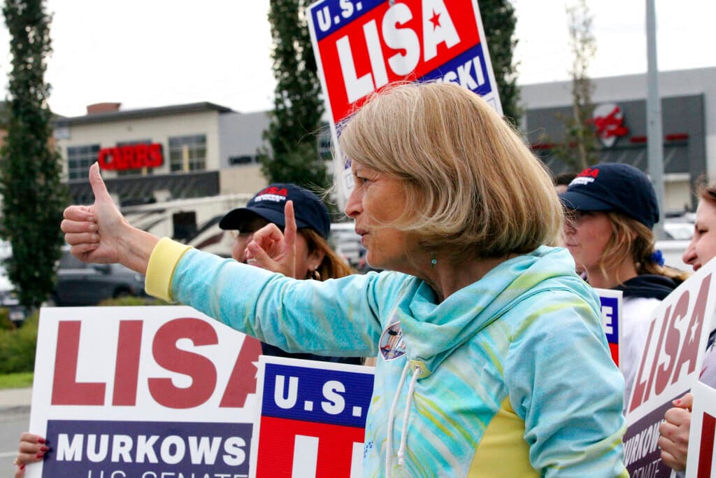 La senadora Lisa Murkowski, una crítica de Trump, supera un primer desafío en las primarias de Alaska