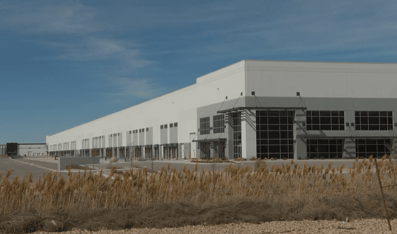 El Departamento de Seguridad Nacional (DHS) adquirió un
<b><a href="https://www.univision.com/local/salt-lake-city-kuth/ice-centro-detencion-salt-lake-city" target="_blank">almacén de 833,000 pies cuadrados (o 77,800 metros cuadrados) cerca del aeropuerto de Salt Lake City para lo que será un centro de detención</a></b> del Servicio de Inmigración y Control de Aduanas (ICE).